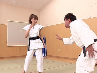 Herrliche japanische Karate Mädchen entscheiden, einige Hahn Reiten zu tun