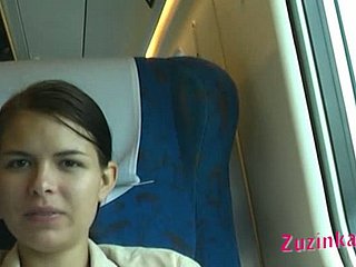 Defiant Hündin Zuzinka blinkt ihre Muschi im Zug rasiert
