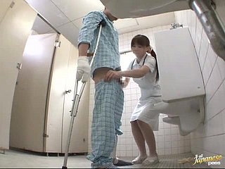 Horny infirmière japonaise donne une branlette au patient