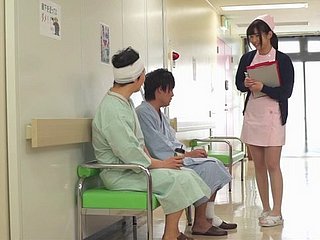 Une infirmière délicieuse du Japon obtient son Fanny emballé bien