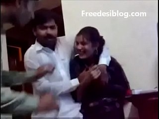 La niña y el niño pakistaníes desi disfrutan en la habitación del albergue