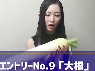 Het orgasme forefront het Japanse meisje rangschikt met groentemasturbatie