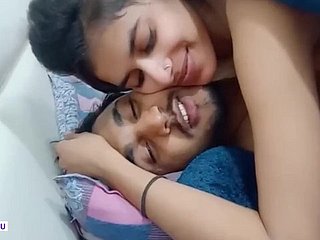Süßes indisches Mädchen leidenschaftlich Carnal knowledge mit Ex-Freund leckt Muschi und Küsse