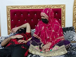 Hambriento de la novia de Indian Desi Maduro quiere que su esposo scads duro, pero su esposo quería dormir