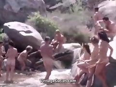 Famílias de nudismo viagem para as A montanhas (1960 Vintage)