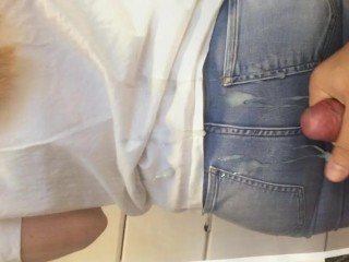 Cumshot di pantat yang bagus di celana jeans Cum Coerce