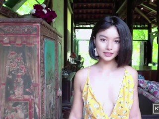 Азиатская девушка играет на пианино, показывает ее интимные части тела и пишет (Kylie_NG)