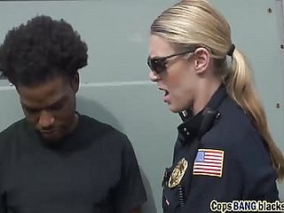 Busty kadın polis Büyük siyah yarak alır